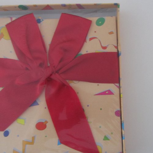 Kit comprenant une très jolie boîte cadeaux avec étiquette et ruban de satin - grande dimension