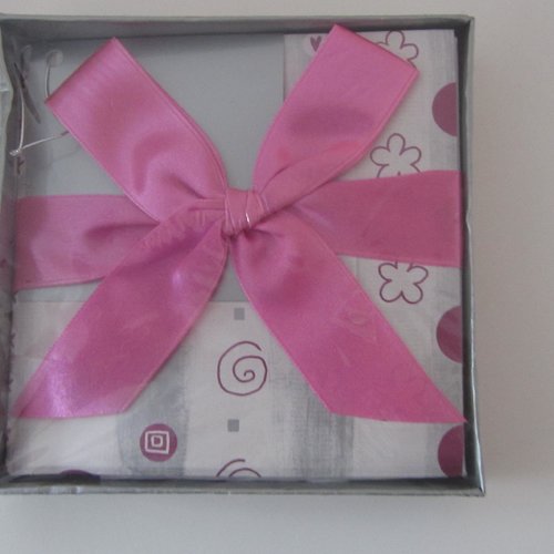 Kit comprenant une très jolie boîte cadeaux  (taille xs) avec étiquette et ruban de satin - dessin original