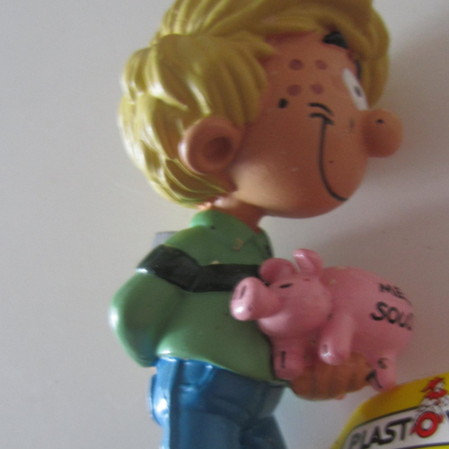 Figurine plastoy en pvc - cédric et sa tirelire cochon avec marteau dans le dos - bande dessinée - avec étiquette