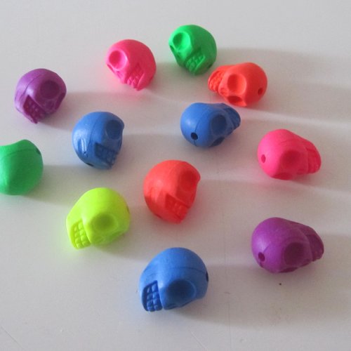 Lot de 12 perles en résine en forme de tête de mort différentes couleurs