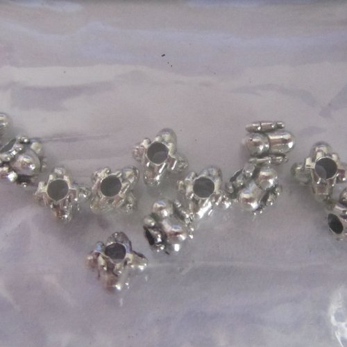 Lot de 13 perles en métal rondes en forme de fleurs