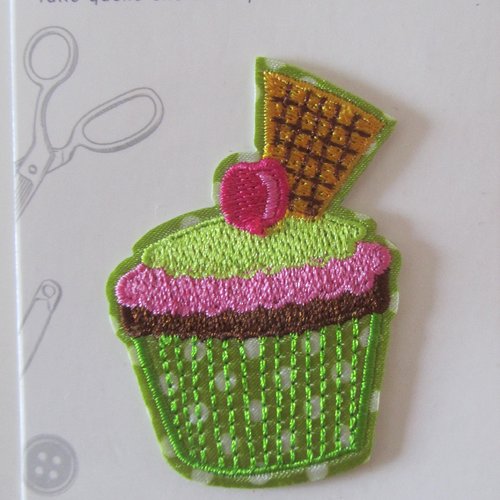 Motif adhésif à coudre représentant un cup-cake