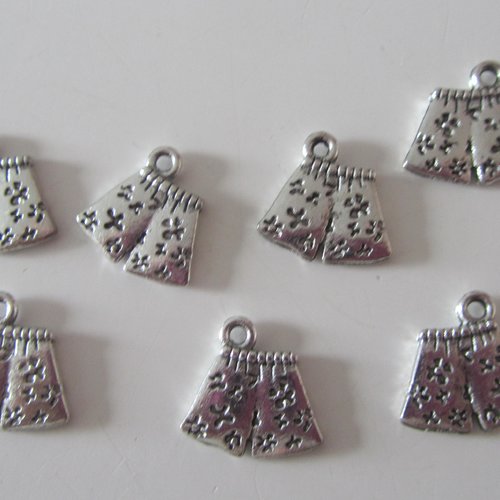 Lot de 7 pendentifs en métal argenté représentant un short fleuri - charms