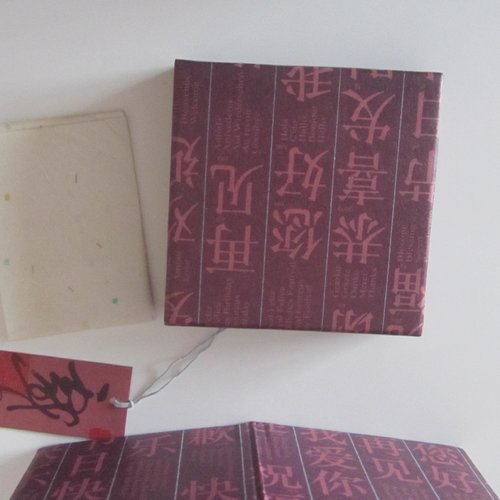 Très jolie boîte cadeaux motifs chinois, asiatiques - avec feuille inclues