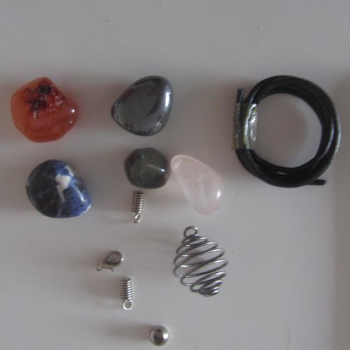 Kit pour la fabrication d'un collier en pierres naturelles