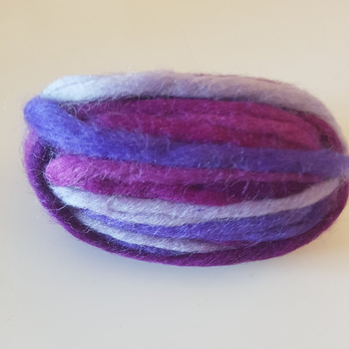 Pelote de laine feutrée multicolore - tons violet, prune et parme - 15 mètres