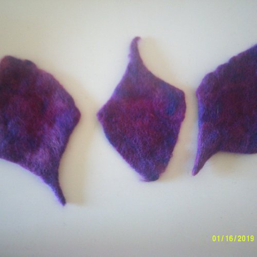 Lot de 3 fleurs (calla) en laine feutrée dans les  tons violets - environ 14 x 8 cm