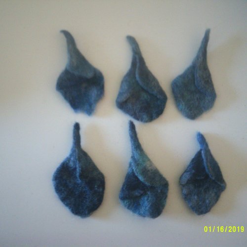 Lot de 6 petites fleurs (calla) en laine feutrée dans les  tons gris bleu - environ 5 x 8,5 cm