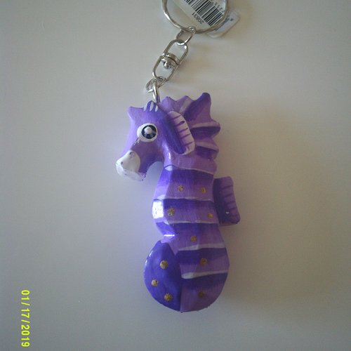 Porte clé hippocampe en bois de couleur violet - peint à la main