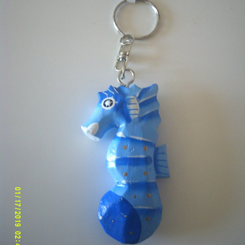 Porte clé hippocampe en bois de couleur bleu - peint à la main