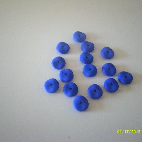 Boîte de 15 perles mate en forme de vague de couleur bleue