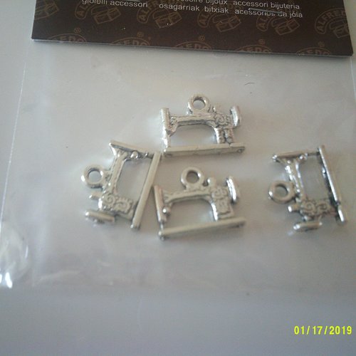 Lot de 4 pendentifs, breloque en métal argenté représentant une machine à coudre ancienne