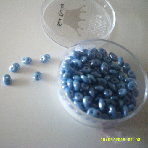 Boîte de perles duo opaque de couleur bleu gris