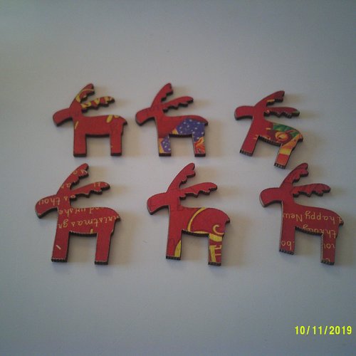 Sachet de 6 petits rennes en bois de couleur rouge