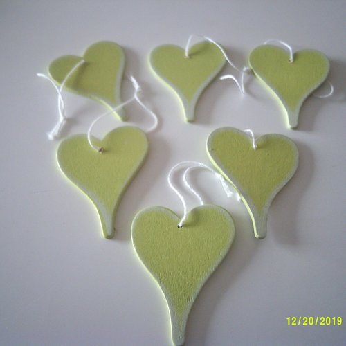 Lot de 6 coeurs en bois vert avec lien pour les suspendre - 4,3 cm x 5,6 cm
