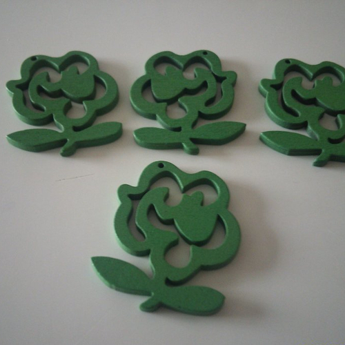 Lot de 4 pendentifs, bijoux -  jolies fleurs  en bois de couleurs verte - 4 cm x 4,3 cm