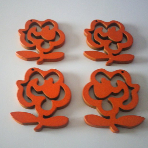 Lot de 4 pendentifs, bijoux -  jolies fleurs  en bois de couleurs orange - 4 cm x 4,3 cm