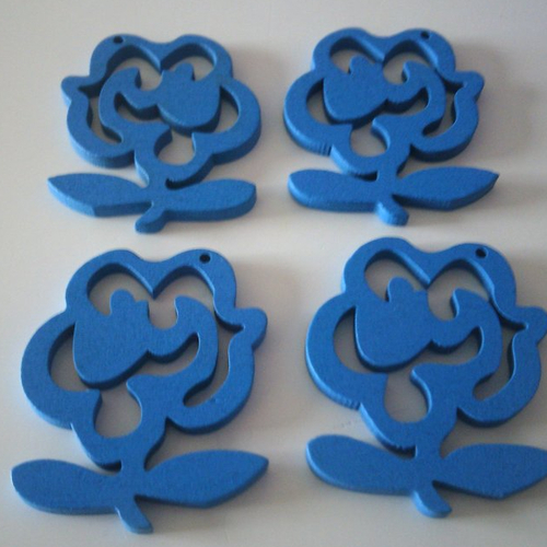 Lot de 4 pendentifs, bijoux -  jolies fleurs  en bois de couleurs bleu - 4 cm x 4,3 cm