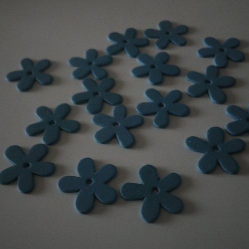 Lot de 16 fleurs en bois dans les tons bleus pour votre décoration