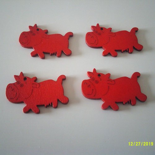 Lot de 4 pendentifs - bijou, breloques en bois - représentant des vaches rouges