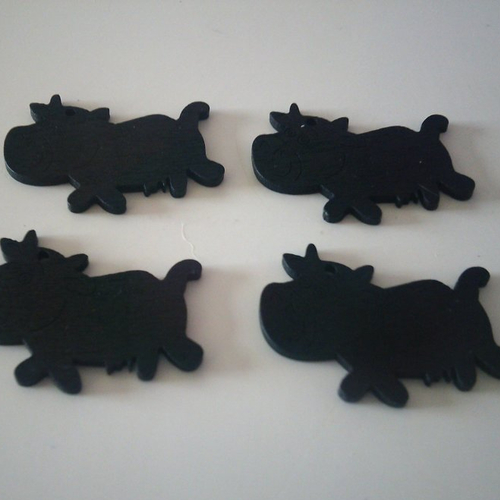 Lot de 4 pendentifs - bijou, breloques en bois - représentant des vaches noires
