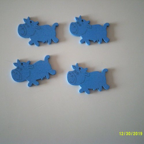 Lot de 4 pendentifs - bijou, breloques en bois - représentant des vaches bleues