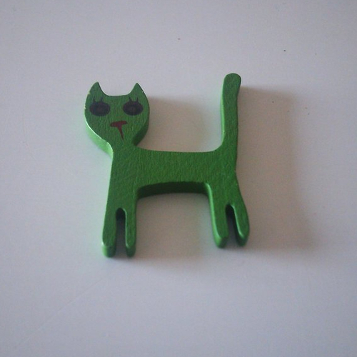 Figurine - ravissant petit chat  vert en bois avec de grands yeux noirs