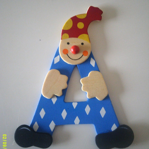 Lettre en bois peint  - représentant la lettre  "a" sous la forme d'un petit clown