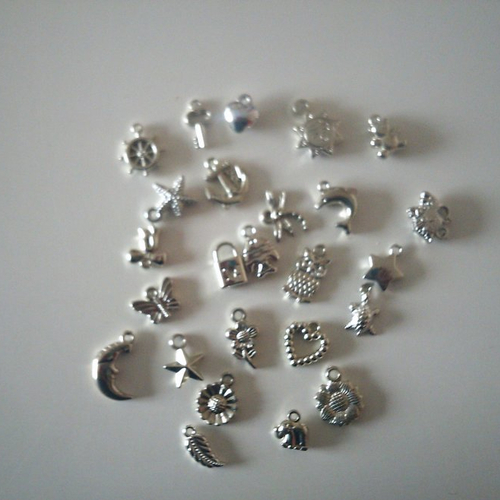 Lot de 25 mini pendentifs - breloques - en métal argenté - à coudre ou à broder