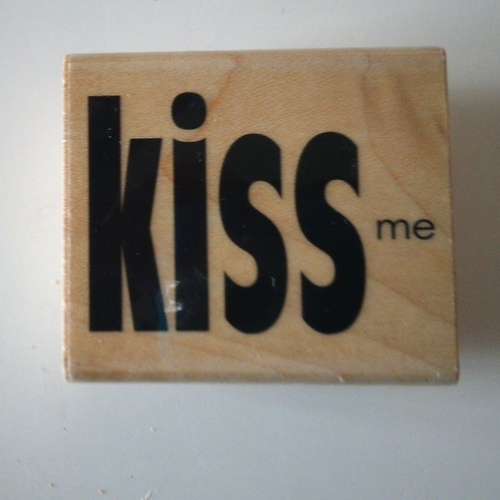 Tampon en bois et caoutchouc - modèle "kiss me" de penny black
