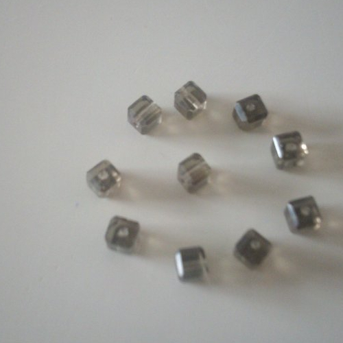 Lot de 10 perles cubes facettes cristal de couleur fumé  - 4 x 4 mmt