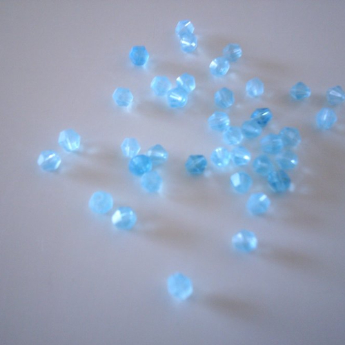 Tube de 38 perles en verre - toupies cristal  - de couleur bleu clair