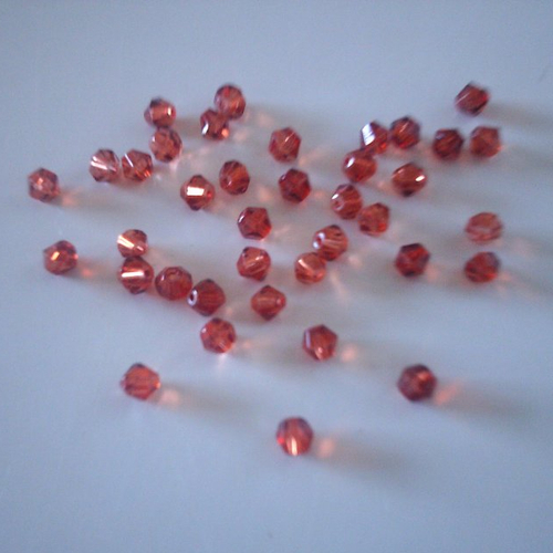 Tube de perles en verre - toupies cristal  - de couleur rouge