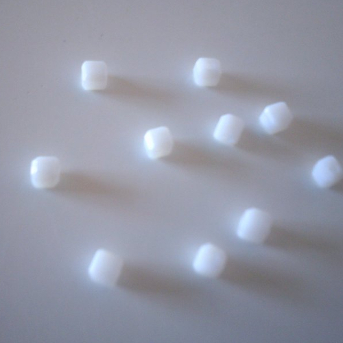 Lot de 10 perles cubes cristal de couleur blanc opaques - 4 x 4 mm
