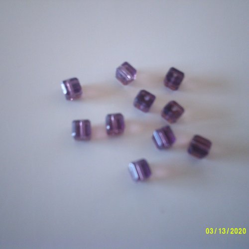 Lot de 10 perles cubes cristal de couleur violet prune - 4 x 4 mm