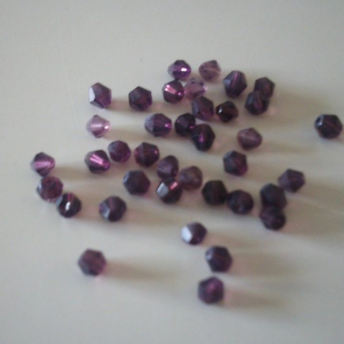 Tube de 38 perles en verre - toupies cristal  - de couleur prune, violet