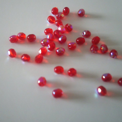 Tube de 36 perles en verre à facettes  - de couleur rouge - 4 mm