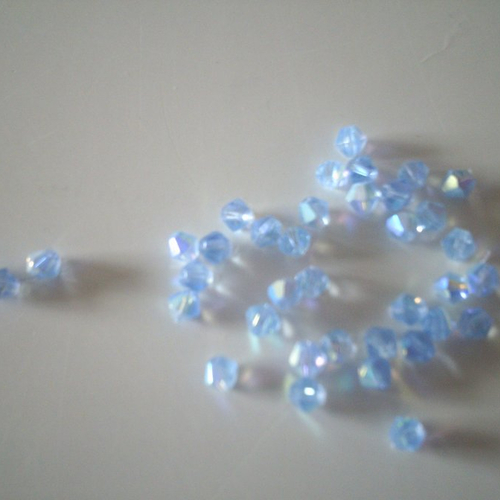 Tube de 38 perles en verre - toupies cristal  - de couleur bleue claire