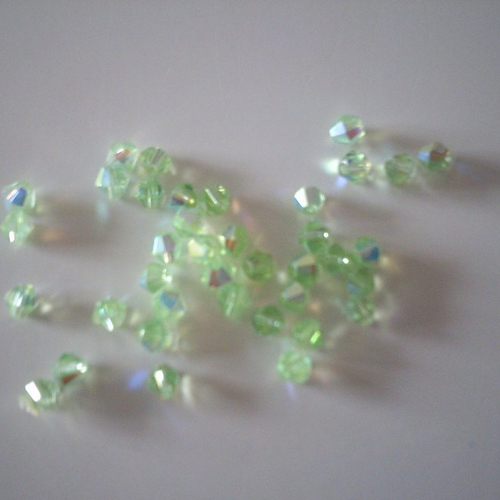 Tube de 38 perles en verre - toupies cristal  - de couleur vert pomme