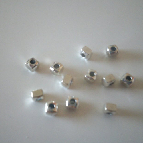 Lot de 12 perles métal de forme carrée pour vos bijoux