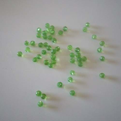 50  perles en verre à facettes  - de couleur vert - 4 mm