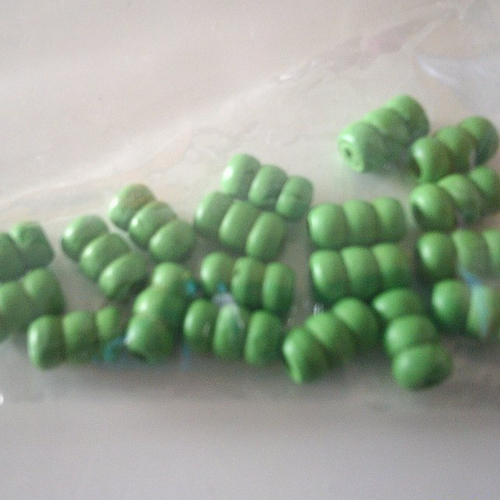 Sachet de 19 perles en bois tube à anneaux - de couleur verte