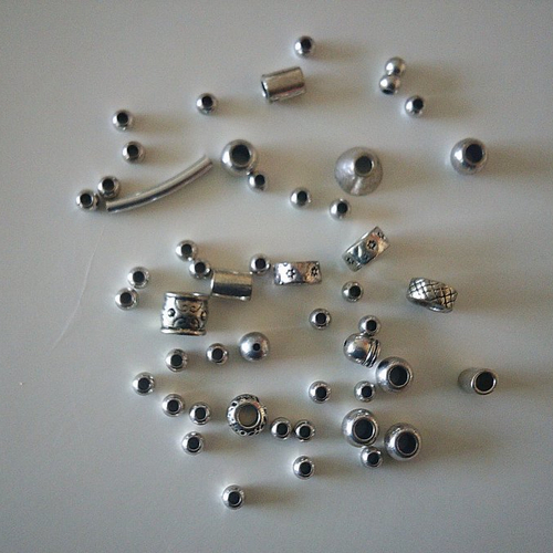Sachet de  perles en métal argenté différentes formes et tailles