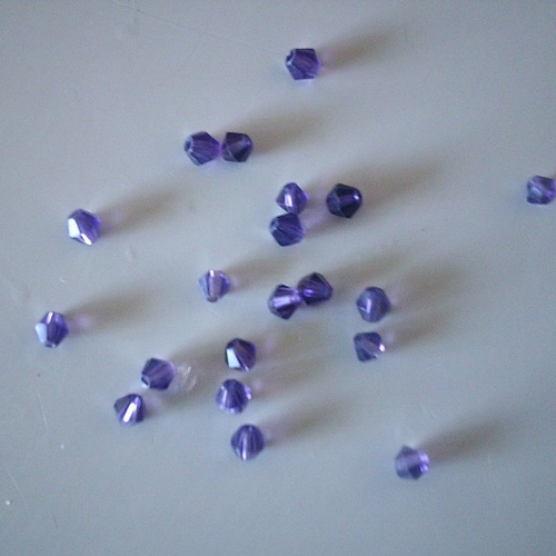 Sachet de  19 perles en verre à facettes  - de couleur violet - 5 mm
