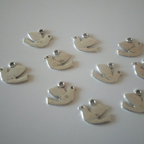 Lot de 10 mini pendentifs - breloques - en métal argenté - représentant des colombes