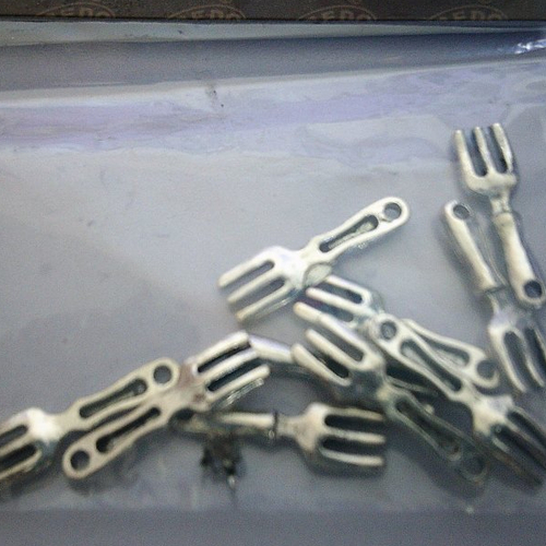 Lot de 10 mini pendentifs - breloques - en métal argenté - représentant des fourchettes