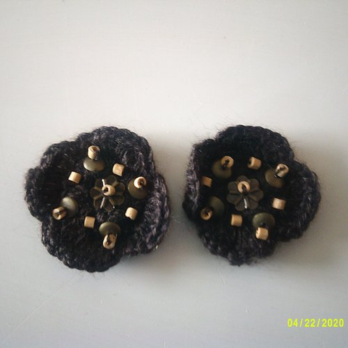Accessoires embellissement - 2 écussons fleurs au crochet brodées de perles
