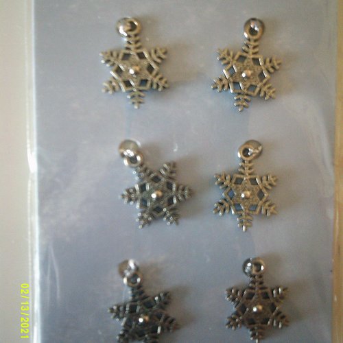 Lot de 6 pendentifs en métal argenté représentant des flocons de neige  - charms