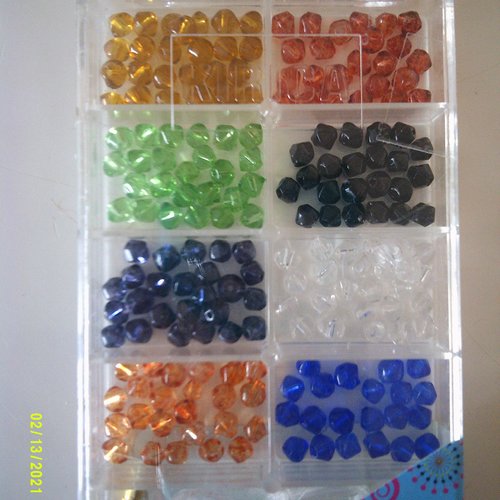 Boîte remplie de perles à facettes de plusieurs couleurs  - fabrication de bijoux