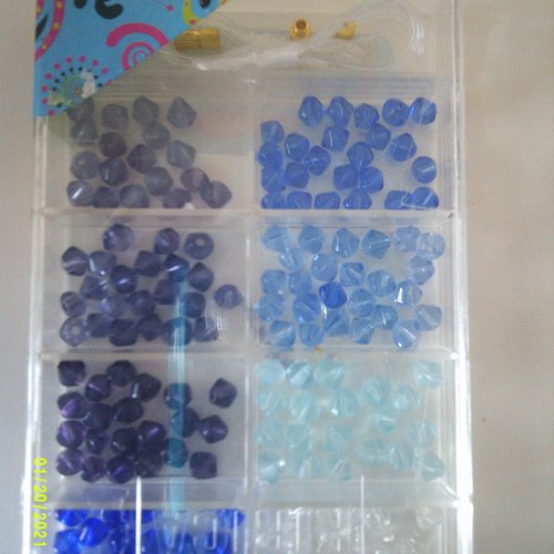 Boîte remplie de perles à facettes différents bleus et violets  - fabrication de bijoux